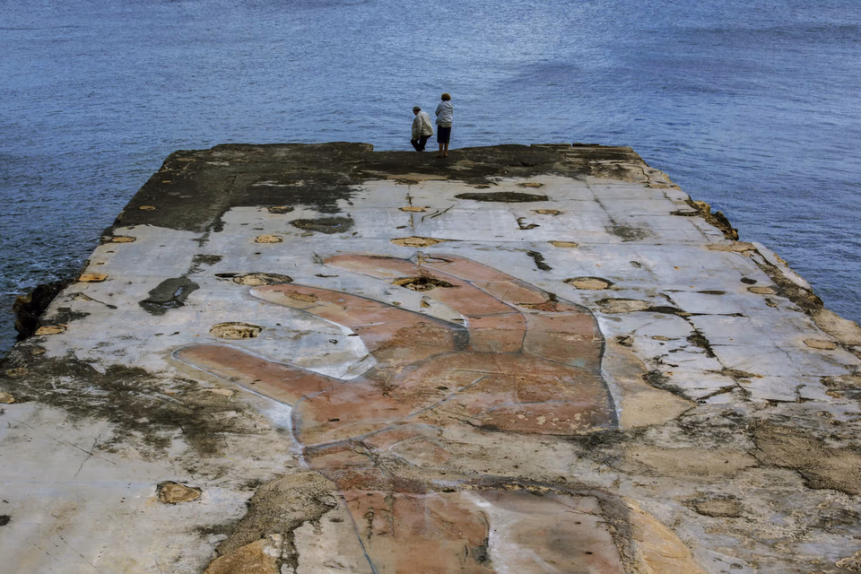 Sliema quoy, graffiti, conceptual digital photography, 'Linji Sfużi' - a collection of short stories and photography